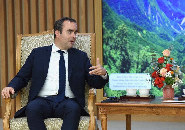Bộ trưởng Quân đội Cộng hòa Pháp Sébastien Lecornu phát biểu tại buổi tiếp.