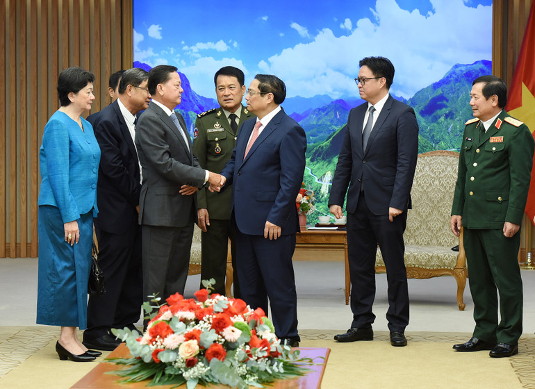 Thủ tướng Phạm Minh Chính tiễn Phó Thủ tướng Chính phủ Hoàng gia Campuchia Neth Savoeun.