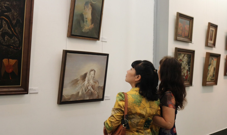 Khách tham quan triển lãm.