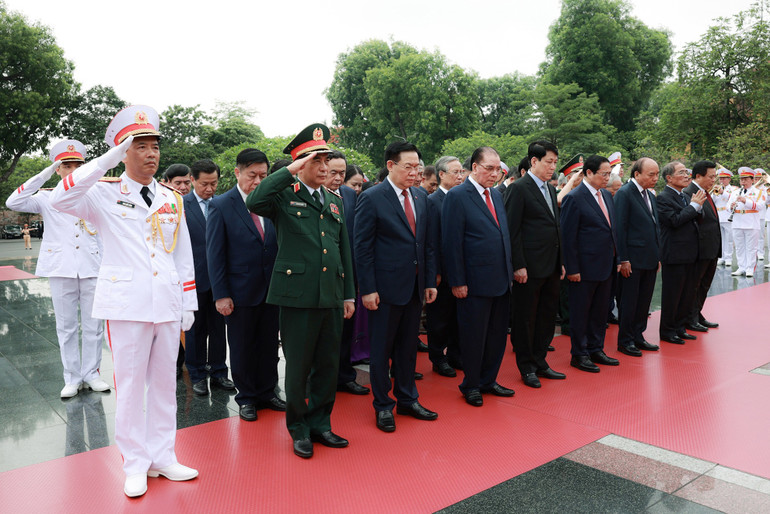 Các đồng chí lãnh đạo, nguyên lãnh đạo Đảng, Nhà nước tưởng niệm các Anh hùng liệt sĩ tại Đài Tưởng niệm các Anh hùng liệt sĩ.
