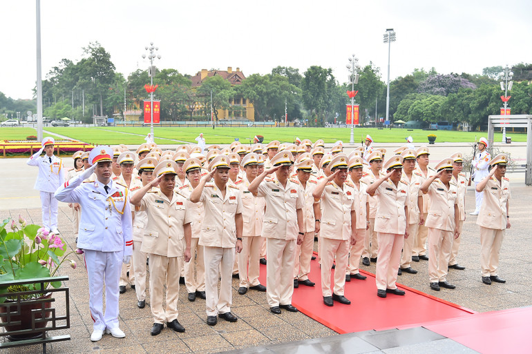 Đoàn đại biểu Đảng ủy Công an Trung ương-Bộ Công an thành kính tưởng nhớ Chủ tịch Hồ Chí Minh.