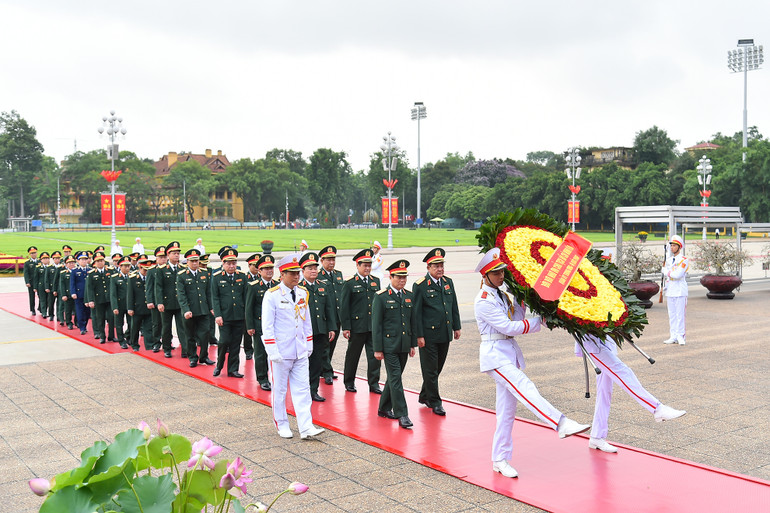 Đoàn đại biểu Quân ủy Trung ương-Bộ Quốc phòng vào Lăng viếng Chủ tịch Hồ Chí Minh.