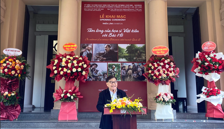 Họa sĩ Đào Trọng Lý - tác giả của những tác phẩm được trưng bày tại Triển lãm - bày tỏ cảm xúc tại lễ khai mạc. Ảnh: THU DUYÊN.