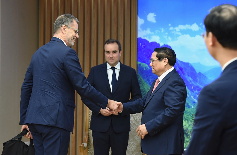 Thủ tướng Phạm Minh Chính đón các thành viên đi cùng đoàn với Bộ trưởng Quân đội Cộng hòa Pháp Sébastien Lecornu.