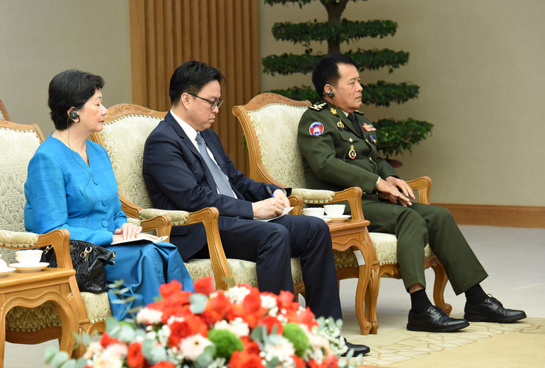 Các thành viên đoàn Phó Thủ tướng Chính phủ Hoàng gia Campuchia Neth Savoeun tham dự buổi tiếp.