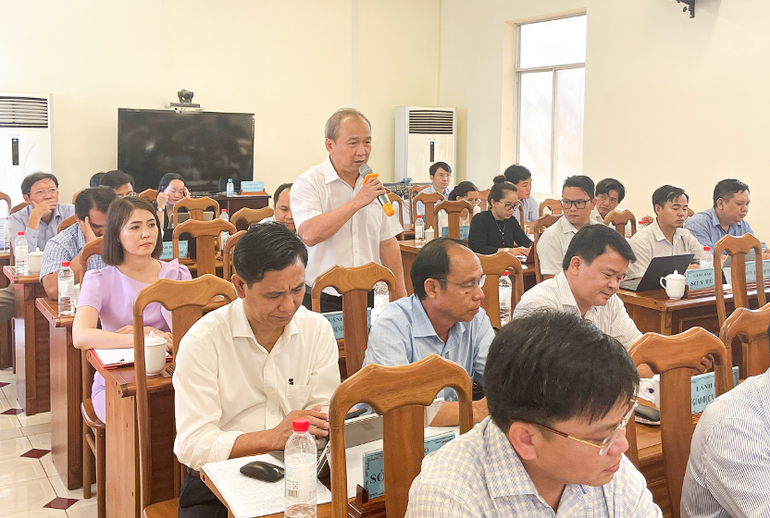 Đại diện Công ty Điện lực Bình Phước trả lời ý kiến của cử tri trên địa bàn.