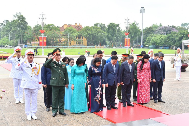 Đoàn đại biểu Thành ủy, Hội đồng nhân dân, Ủy ban nhân dân, Ủy ban Mặt trận Tổ quốc thành phố Hà Nội vào Lăng viếng Chủ tịch Hồ Chí Minh.