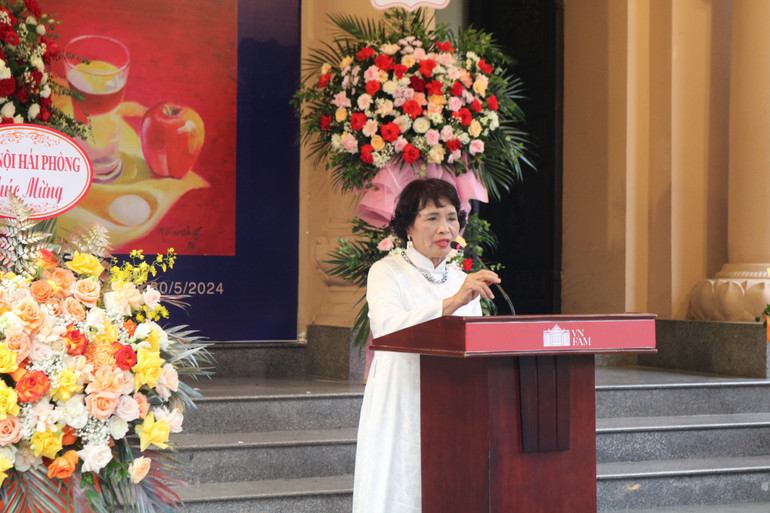 Bà Nguyễn Thị Lâm (vợ của cố họa sĩ Nguyễn Cương) xúc động chia sẻ tại buổi lễ.