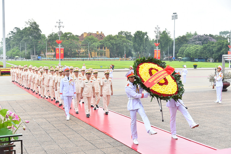 Đoàn đại biểu Đảng ủy Công an Trung ương-Bộ Công an vào Lăng viếng Chủ tịch Hồ Chí Minh.