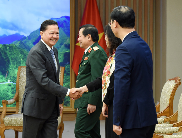 Phó Thủ tướng Chính phủ Hoàng gia Campuchia Neth Savoeun với đại diện lãnh đạo các bộ ban ngành của Chính phủ Việt Nam.