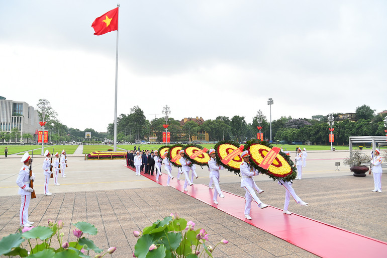 Vòng hoa của Đoàn mang dòng chữ “Đời đời nhớ ơn Chủ tịch Hồ Chí Minh vĩ đại”.