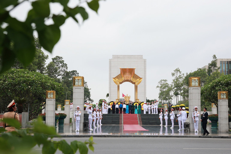Tiếp sau đó, các đồng chí lãnh đạo, nguyên lãnh đạo Đảng, Nhà nước cùng các bộ, ban, ngành Trung ương và thành phố Hà Nội đến đặt vòng hoa, dâng hương, tưởng niệm các Anh hùng liệt sĩ tại Đài Tưởng niệm các Anh hùng liệt sĩ trên đường Bắc Sơn.