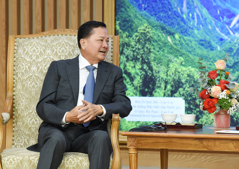 Phó Thủ tướng Chính phủ Hoàng gia Campuchia Neth Savoeun phát biểu tại buổi tiếp.