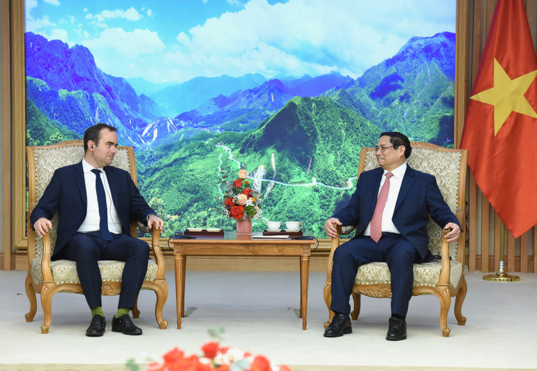 Thủ tướng Phạm Minh Chính tiếp Bộ trưởng Quân đội Cộng hòa Pháp Sébastien Lecornu.
