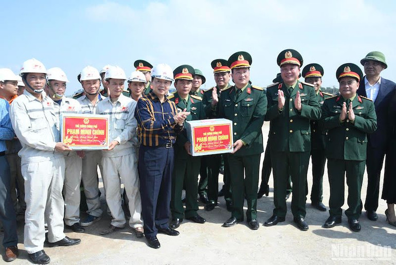 Phó Thủ tướng Trần Hồng Hà thay mặt Thủ tướng Chính phủ tặng quà các đơn vị tham gia thi công cao tốc Diễn Châu-Bãi Vọt.