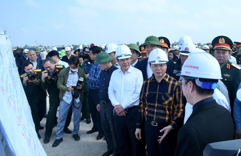 Phó Thủ tướng Trần Hồng Hà nghe báo cáo tiến độ thi công cao tốc Diễn Châu-Bãi Vọt.