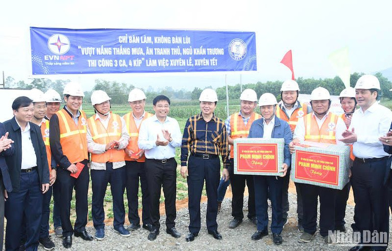 Phó Thủ tướng Trần Hồng Hà thay mặt Thủ tướng Chính phủ tặng quà các đơn vị tham gia thi công đường dây 500kV Quảng Trạch-Quỳnh Lưu tại vị trí 345.