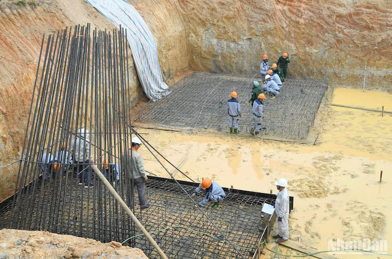 Thi công móng cột tại vị trí 345 của đường dây 500kV Quảng Trạch-Quỳnh Lưu.