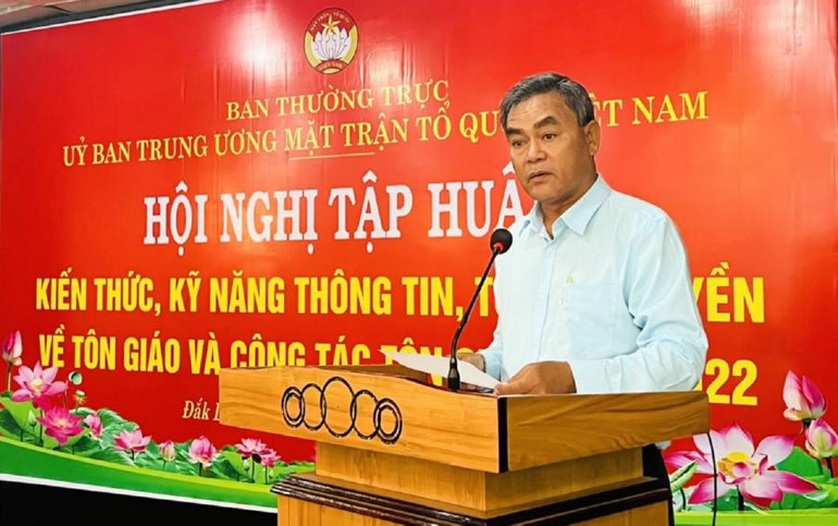 Phó Bí thư Tỉnh ủy Đắk Lắk phát biểu tại hội nghị.