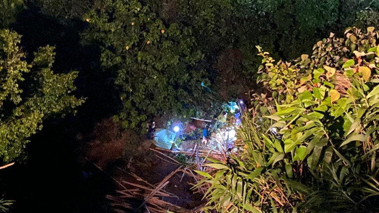 Lực lượng cứu hộ đang tìm kiếm, đưa nạn nhân ra khỏi vực sâu.