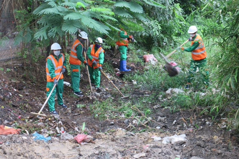 Ra quân dọn dẹp vệ sinh môi trường trên địa bàn thành phố Thủ Đức.