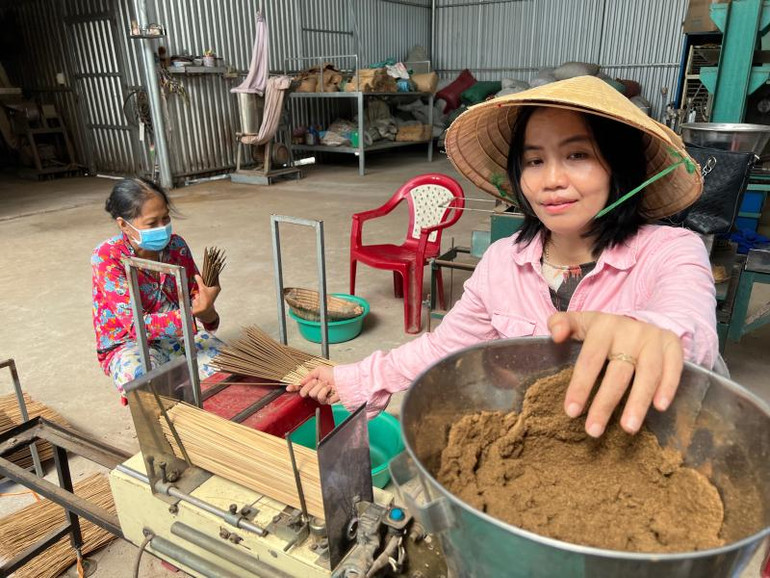 Cơ sở sản xuất nhang sinh học của cô giáo Song Đào giải quyết việc làm cho nhiều lao động nữ tại địa phương.