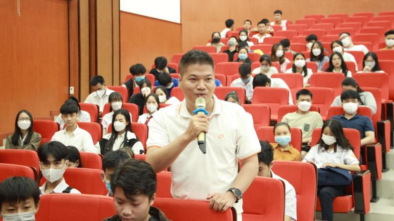 Các bạn trẻ Đại học Huế chia sẻ mong muốn được tuyển dụng, có cơ hội nghề nghiệp sau khi tốt nghiệp.