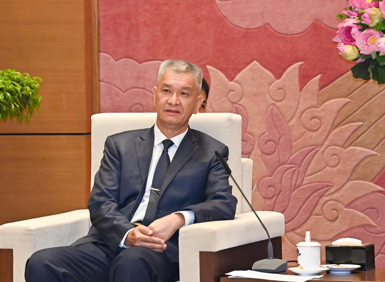 Đồng chí Anouphap Tounalom, Bí thư Trung ương Đảng, Bí thư Thành ủy, Chủ tịch HĐND Thủ đô Vientiane phát biểu tại buổi tiếp.