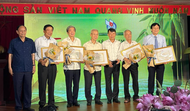 Lãnh đạo Hội Nhà báo Việt Nam trao bằng khen cho các cá nhân.