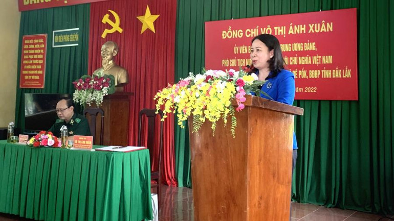 Phó chủ tịch nước Võ Thị Ánh Xuân phát biểu tại buổi làm việc với cán bộ, chiến sĩ Đồn Biên phòng Sê-Rê-Pốk.