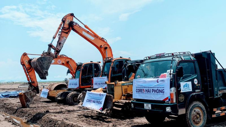 Các phương tiện tiến hành thi công dự án Core5 ngay tại công trường.