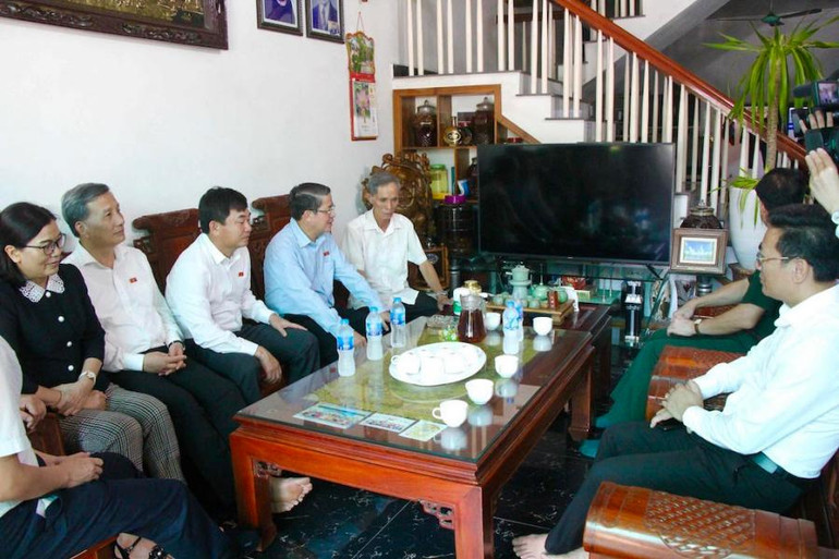 Phó Chủ tịch Quốc hội Nguyễn Đức Hải cùng đoàn công tác đến thăm, tặng quà một số gia đình chính sách trên đảo Cô Tô.