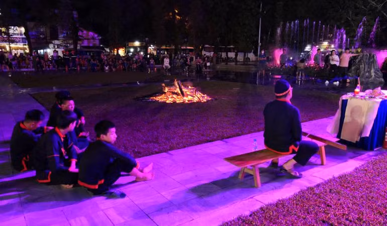 Khi thầy làm lễ, những chàng trai tham gia nhảy lửa ngồi đợi quanh đống lửa.