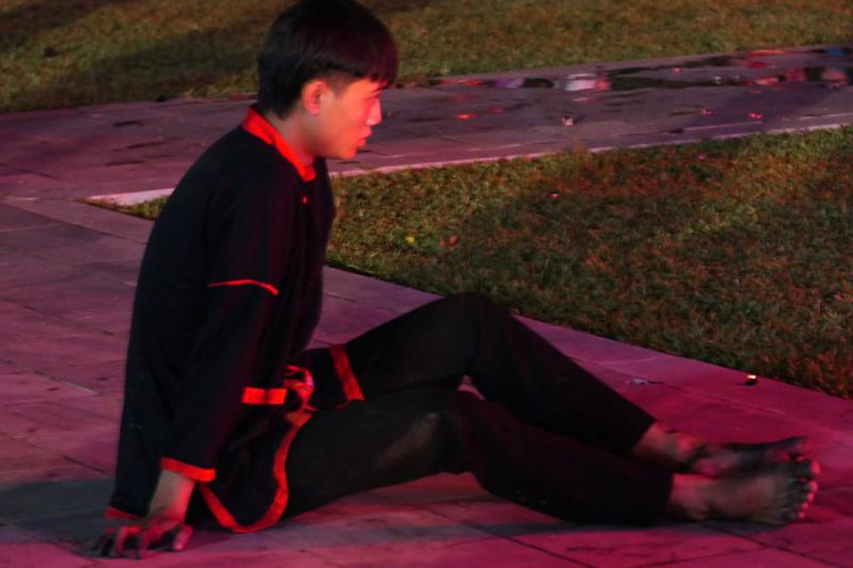 Sau nhảy lửa, đôi chân Tạ Văn Khánh, xã Tân Bắc đen nhẻm vì than nhưng anh cho biết mình chỉ hơi mệt chứ không cảm thấy đau, bỏng vì lửa.