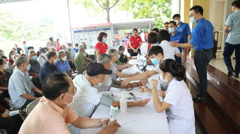 Các thầy thuốc trẻ khám bệnh, cấp thuốc miễn phí cho các thương bệnh binh, gia đình chính sách trên địa bàn tỉnh.