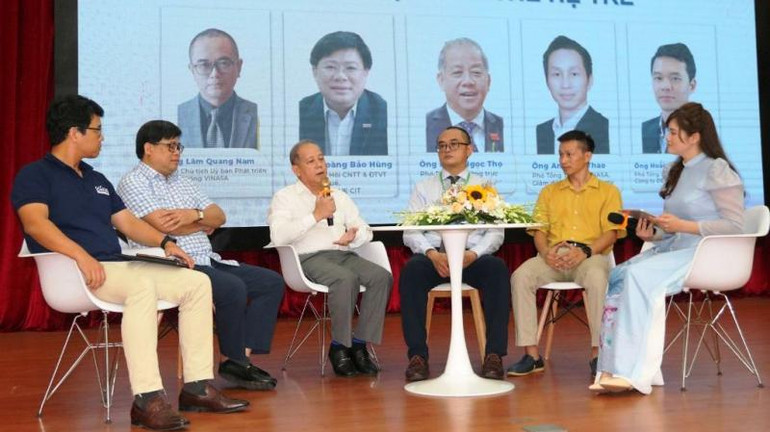 Lãnh đạo tỉnh và các chuyên gia trong lĩnh vực công nghệ thông tin giao lưu, chia sẻ với học sinh, sinh viên tại chương trình.