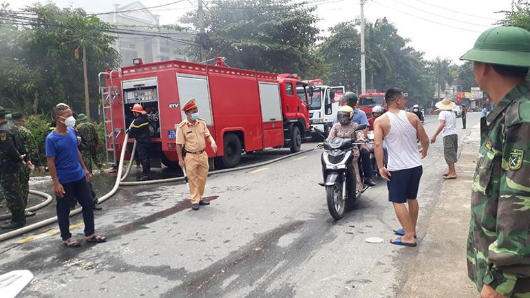 Đến 14 giờ chiều cùng ngày ngọn lửa đã cơ bản được khống chế.