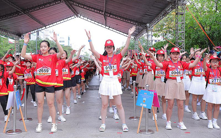 Các bạn nhỏ hào hứng với màn đồng diễn.