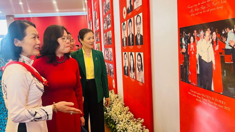 Các đại biểu tham quan triển lãm.