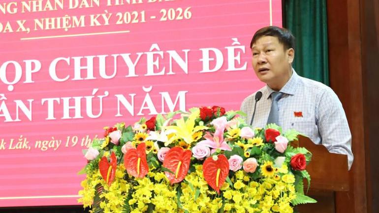 Phó Chủ tịch Thường trực Hội đồng nhân dân tỉnh Đắk Lắk Trần Phú Hùng phát biểu bế mạc kỳ họp. Phó Chủ tịch Thường trực Hội đồng nhân dân tỉnh Đắk Lắk Trần Phú Hùng phát biểu bế mạc kỳ họp.