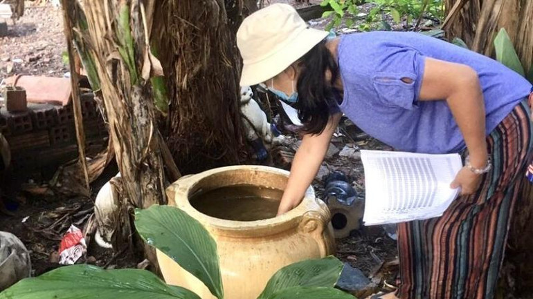 Kiểm tra các vật dụng chứa nước nhằm diệt loăng quăng, bọ gậy tại tỉnh Bình Dương. (Ảnh: Hoàng Hà)