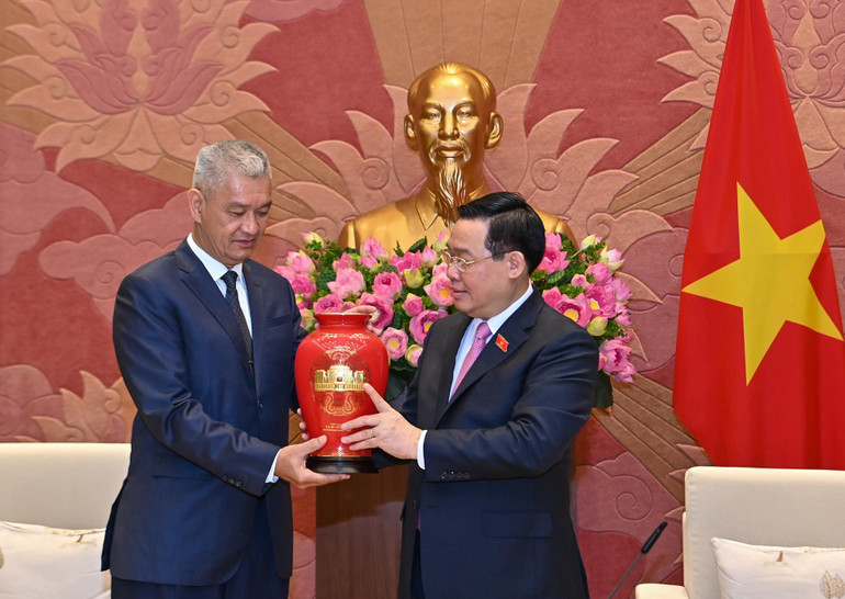 Chủ tịch Quốc hội Vương Đình Huệ tặng quà lưu niệm cho đồng chí Anouphap Tounalom.