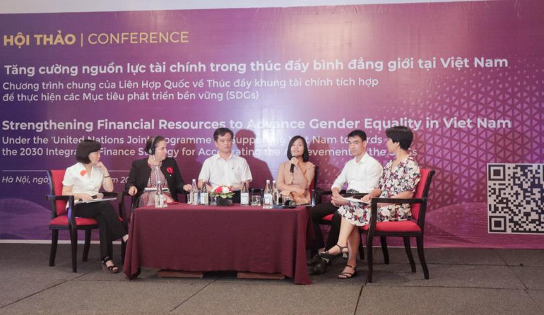 Các đại biểu thảo luận tại hội thảo.