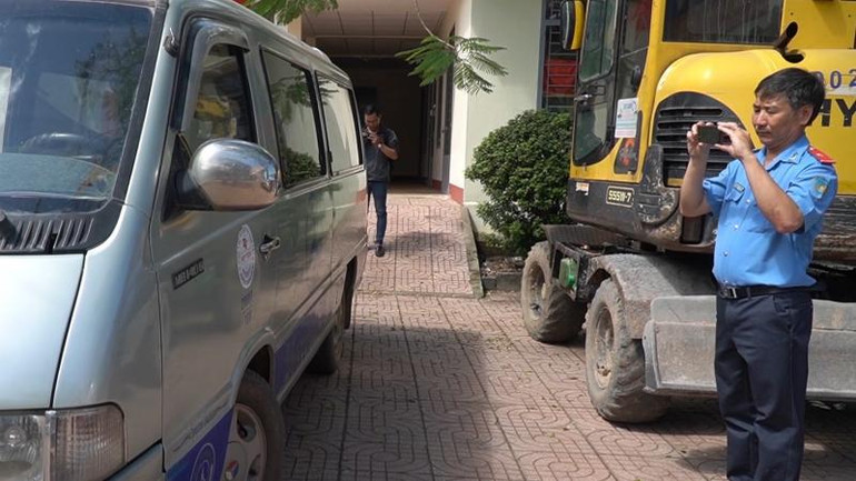 Lực lượng chức năng tỉnh Đồng Nai xử lý một xe đưa đón học sinh không bảo đảm an toàn theo quy định. Lực lượng chức năng tỉnh Đồng Nai xử lý một xe đưa đón học sinh không bảo đảm an toàn theo quy định.