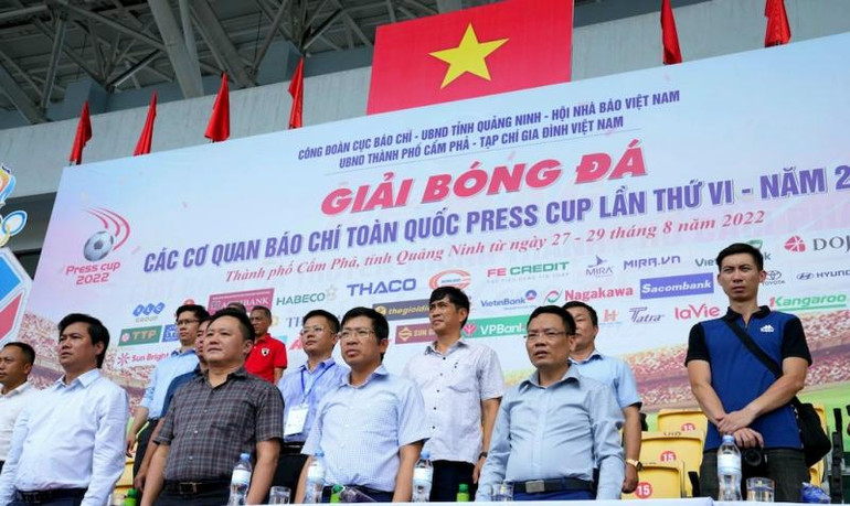 Các đại biểu dự lễ khai mạc.