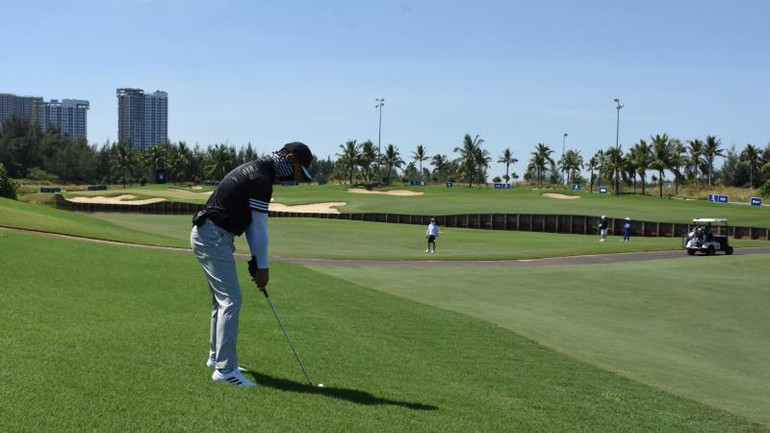Các golfer trải nghiệm tại sân Đà Nẵng Golf Resort sáng 27/8.