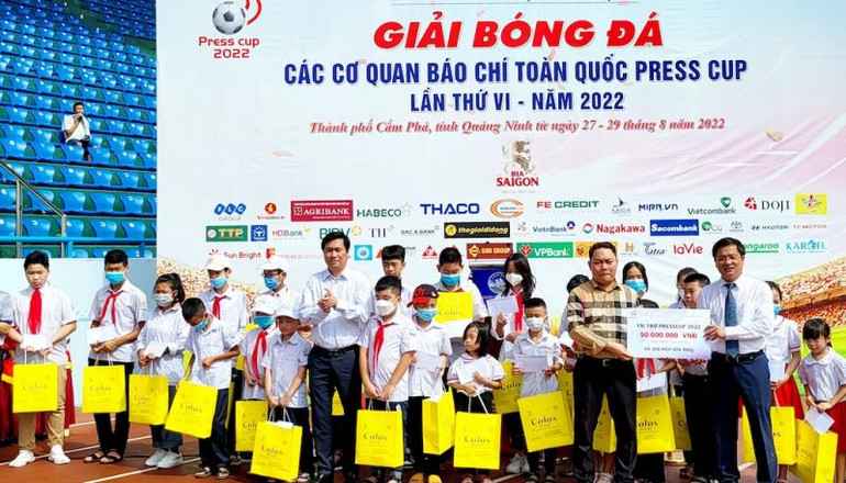 Tặng quà cho các em học sinh trên địa bàn thành phố Cẩm Phả.