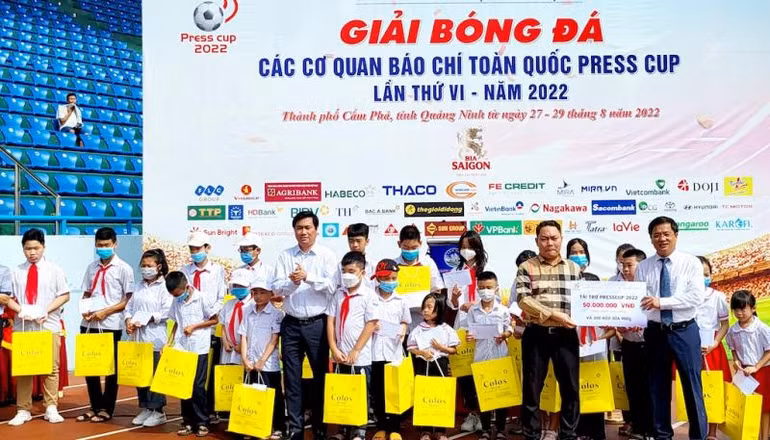 Tặng quà cho các em học sinh trên địa bàn thành phố Cẩm Phả.