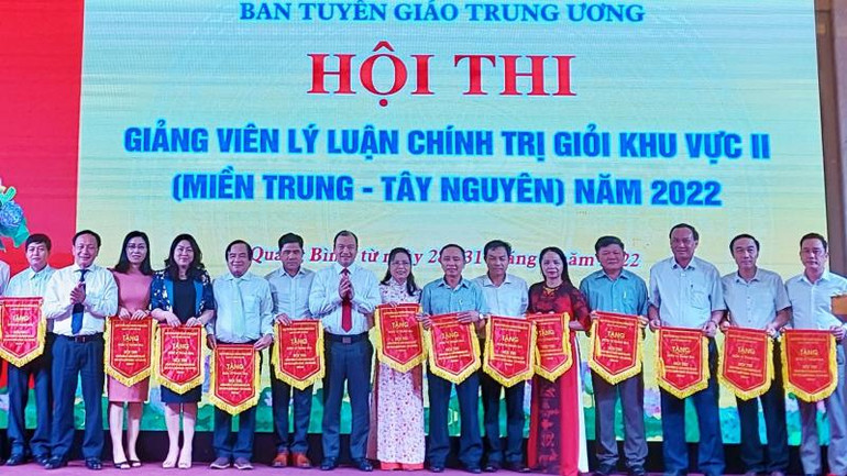 Ban Tổ chức tặng cờ cho các đơn vị tham dự hội thi.