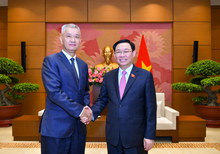 Chủ tịch Quốc hội Vương Đình Huệ vui mừng chào đón đồng chí Anouphap Tounalom, Bí thư Trung ương Đảng, Bí thư Thành ủy, Chủ tịch HĐND Thủ đô Vientiane.